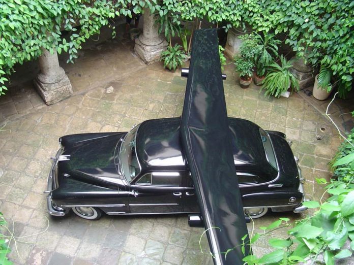 ‘Hybrid of a Chrysler’, 2003, en el patio interior de Galería La Casona durante la exhibición ‘Todos quisieron volar’, colateral a la 8va Bienal de La Habana (imagen cortesía de Eduardo Ponjuán y Sandra Sosa)